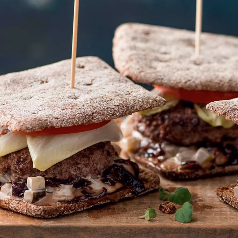 Burgery wołowe z sosem z karmelizowanej cebuli
