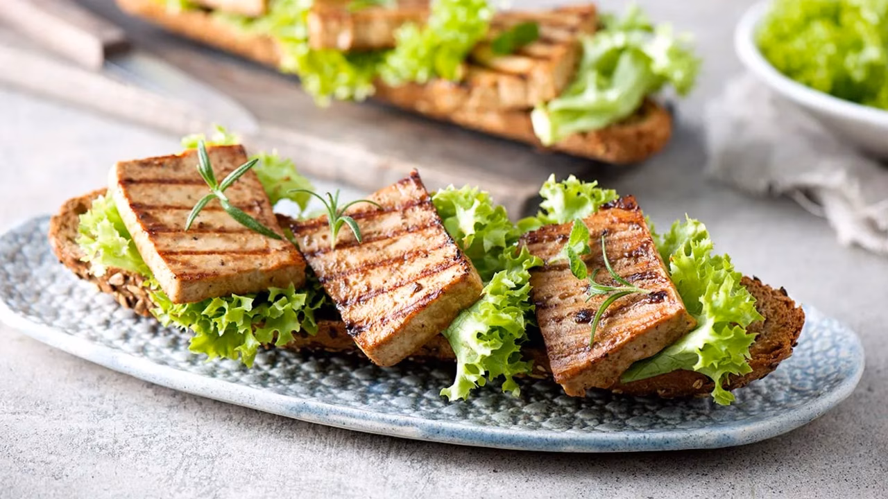 Grillowane tofu na bagietce z ziarnami