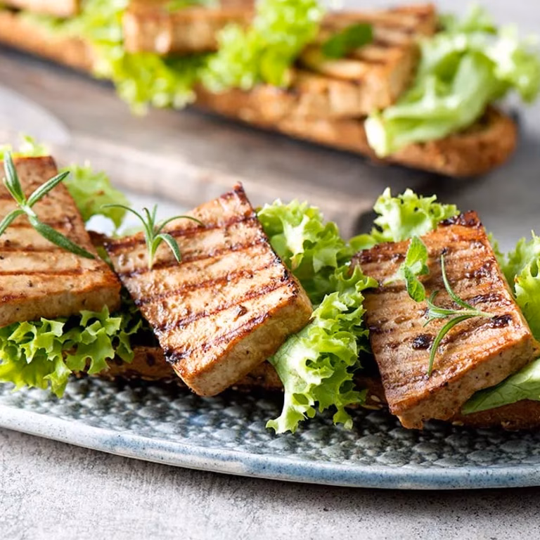 Grillowane tofu na bagietce z ziarnami