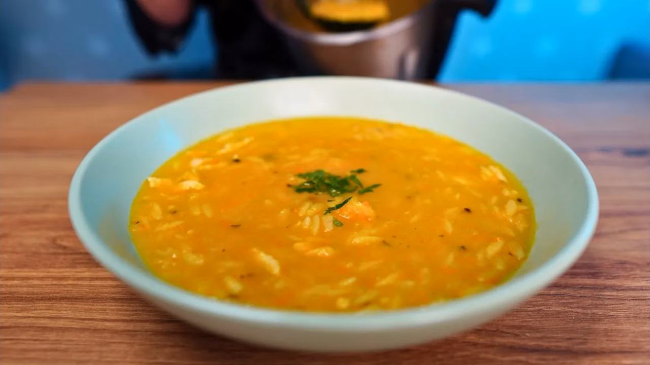 Zupa warzywna z kurczakiem i makaronem orzo