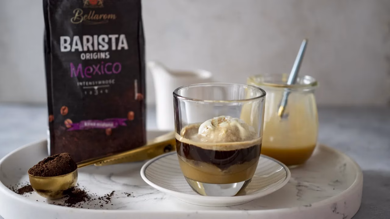Affogato z lodami pistacjowymi i karmelem