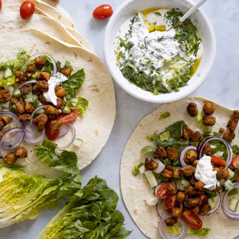 Roślinny kebab w tortilli z wegańskim sosem tzatziki