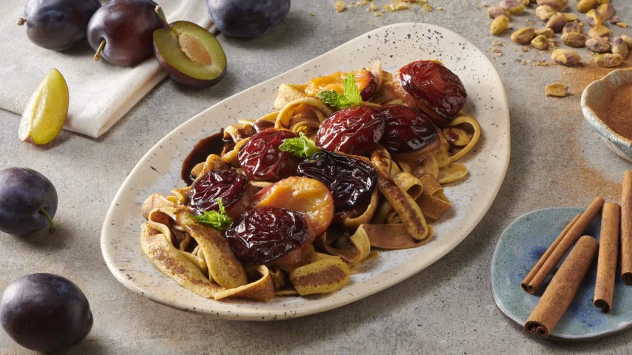 Pistacjowy makaron naleśnikowy z karmelizowanymi śliwkami