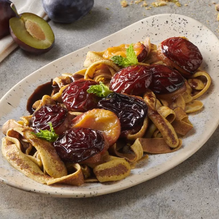 Pistacjowy makaron naleśnikowy z karmelizowanymi śliwkami