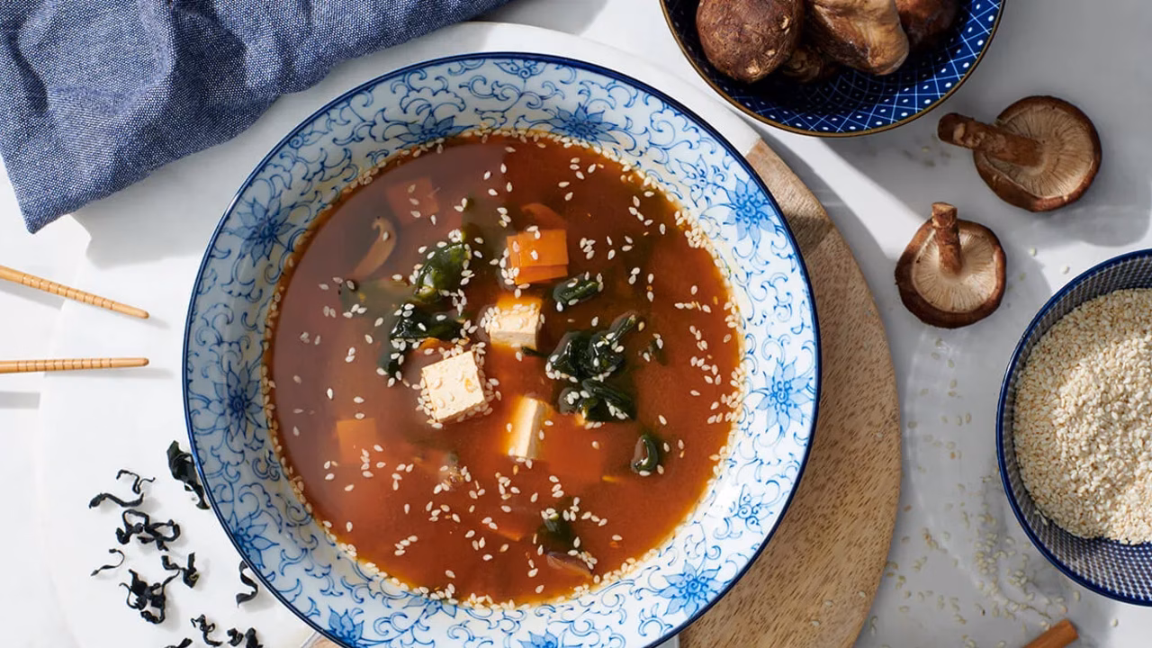 Zupa miso z tofu i wędzonym pstrągiem