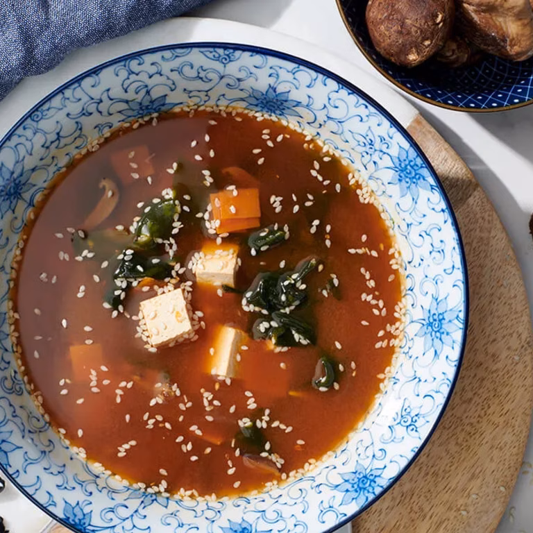 Zupa miso z tofu i wędzonym pstrągiem