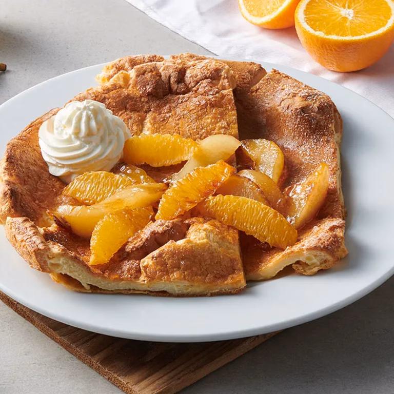 Dutch baby z karmelizowanymi gruszkami i bitą śmietaną