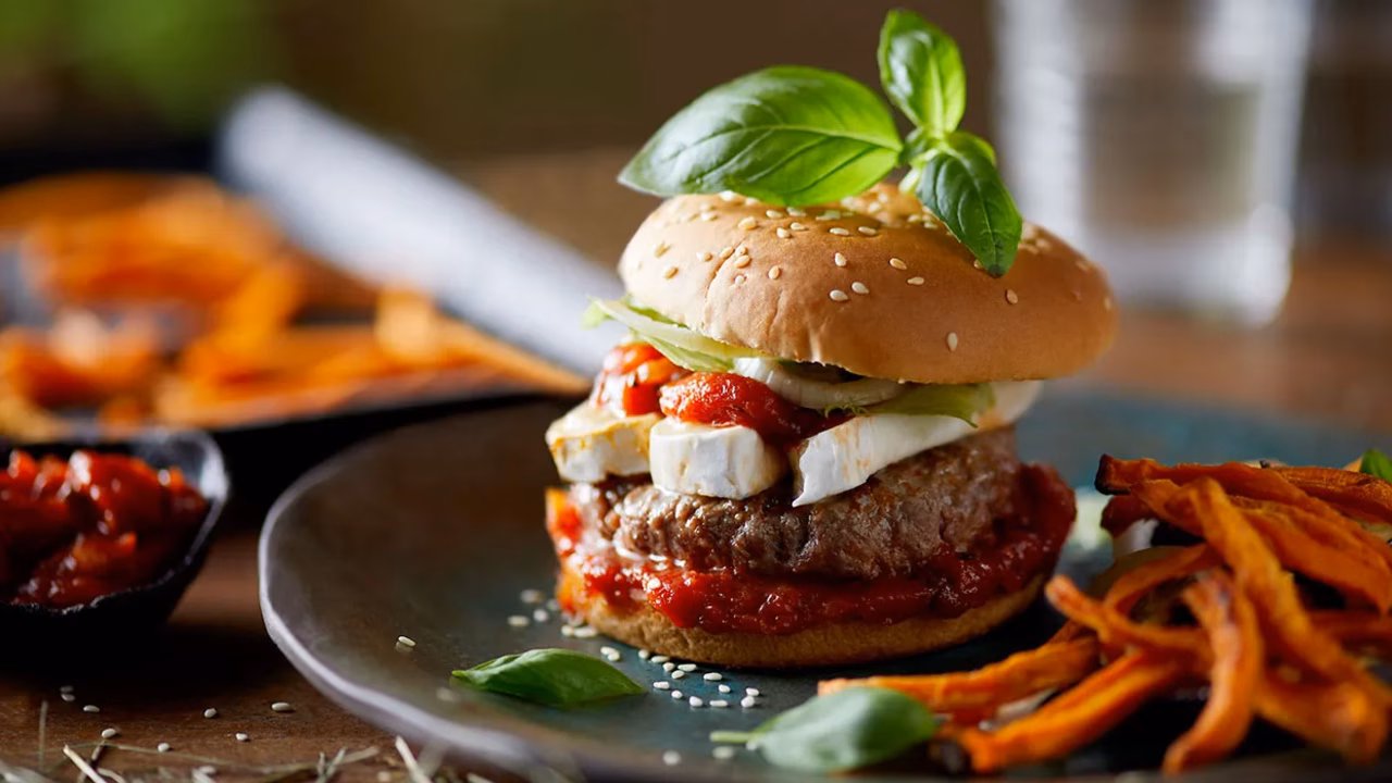 Cheeseburger z frytkami z batatów
