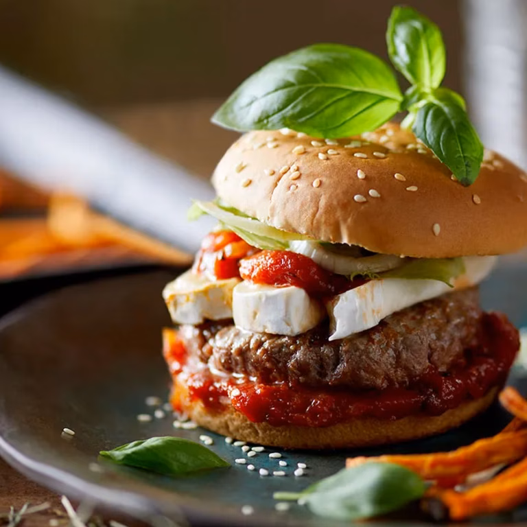 Cheeseburger z frytkami z batatów