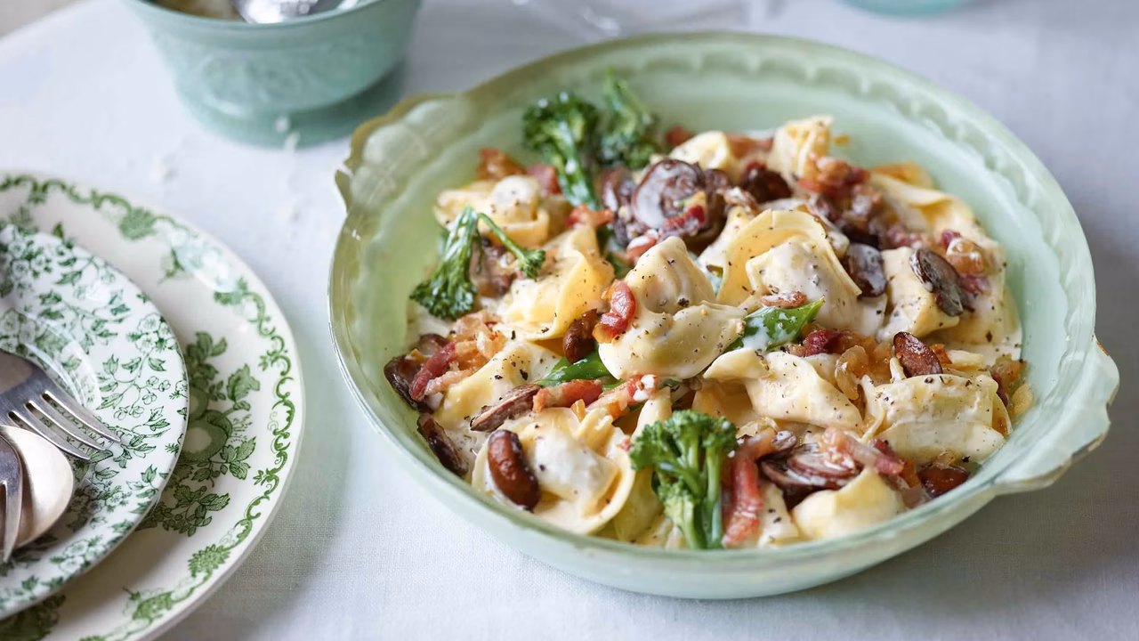 Tortelloni i brokuły w sosie śmietanowym