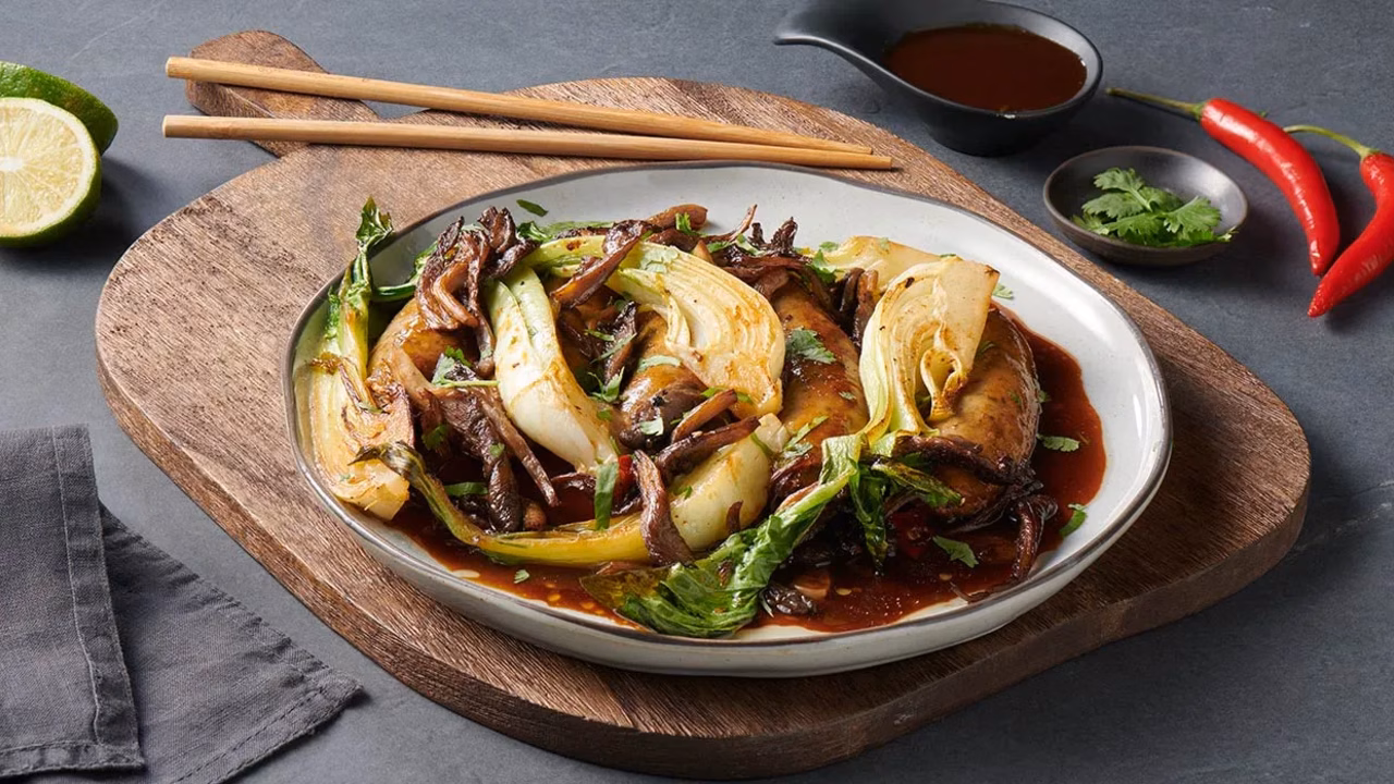 Biała kiełbasa z kapustą pak choi w stylu azjatyckim