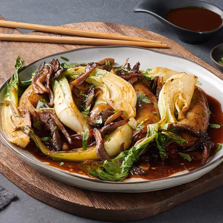 Biała kiełbasa z kapustą pak choi w stylu azjatyckim