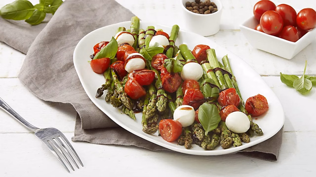 Pieczone szparagi à la caprese