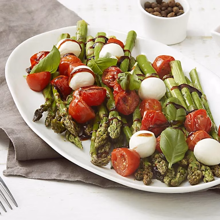 Pieczone szparagi à la caprese