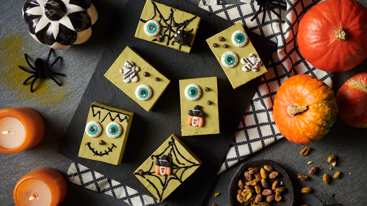 Serniczki halloweenowe z matchą i pistacjami