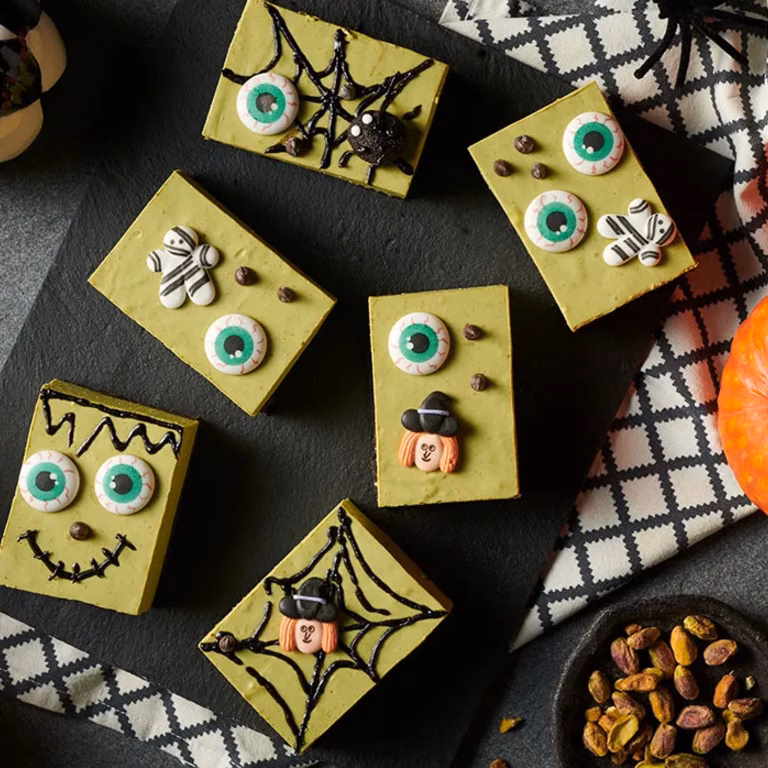 Serniczki halloweenowe z matchą i pistacjami