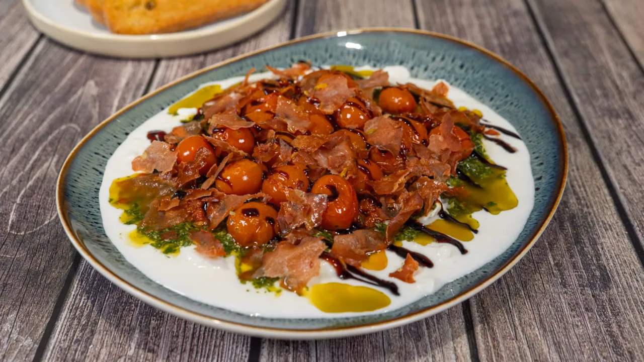 Burrata w pieczonych pomidorkach z sosem bazyliowym