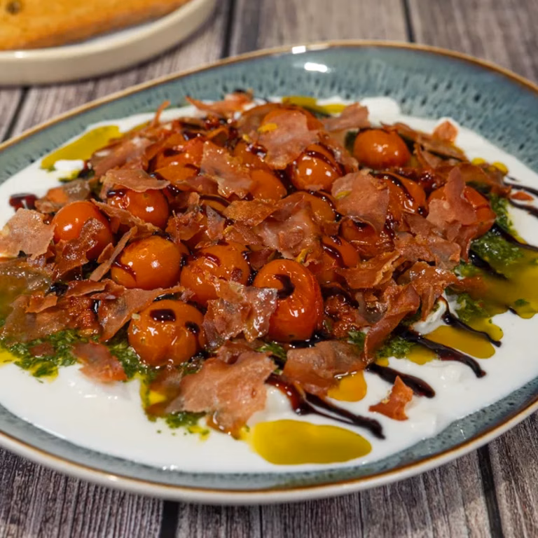 Burrata w pieczonych pomidorkach z sosem bazyliowym