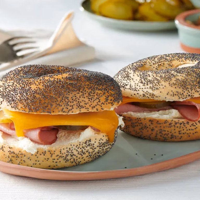 Bajgiel z serkiem chrzanowym i pastrami