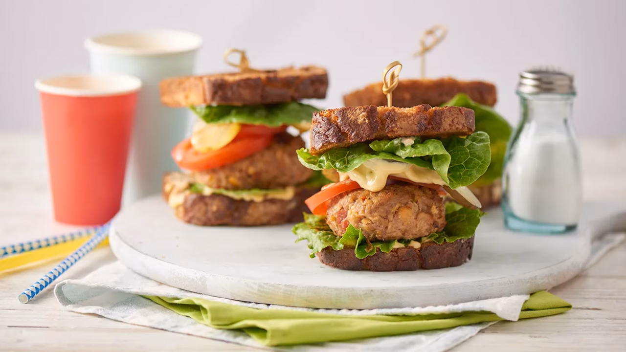 Studencki hamburger z ciecierzycą i domowym majonezem bazyliowym