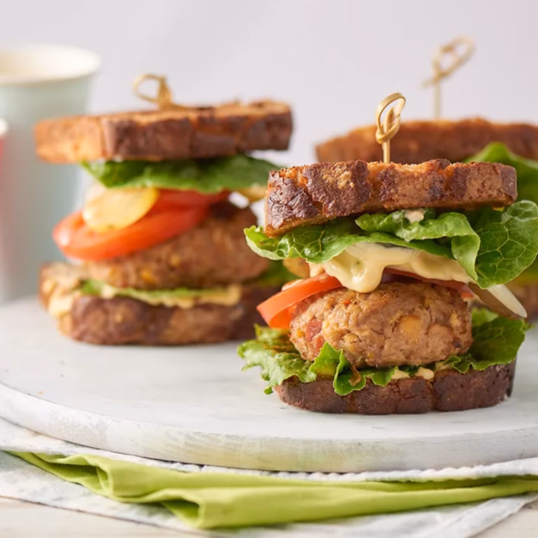 Studencki hamburger z ciecierzycą i domowym majonezem bazyliowym