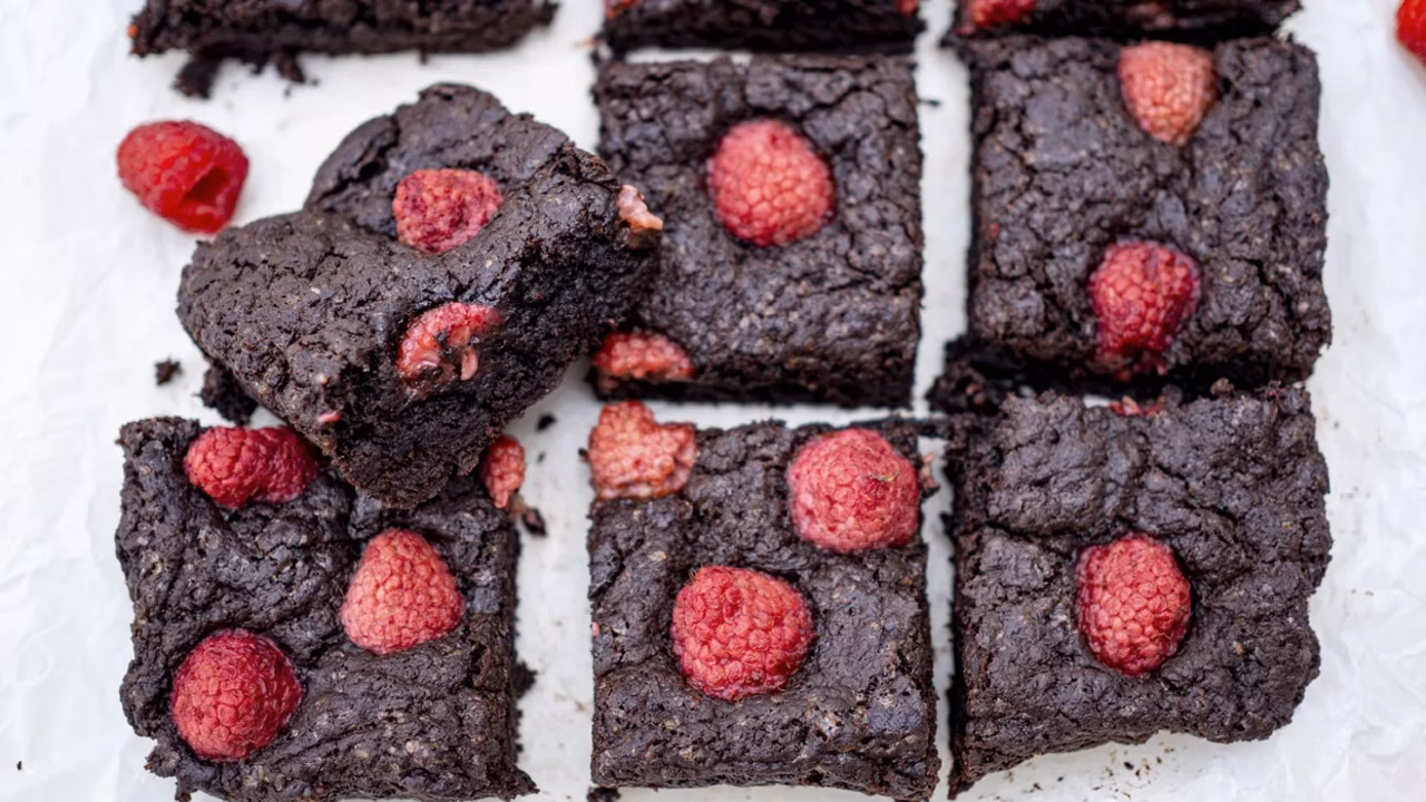 Proste wegańskie brownie z malinami