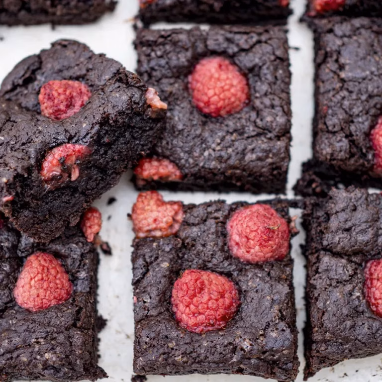 Proste wegańskie brownie z malinami