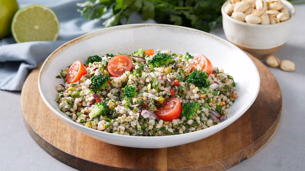 Zielone kaszotto na zimno, czyli sałatka z ziołowym pesto