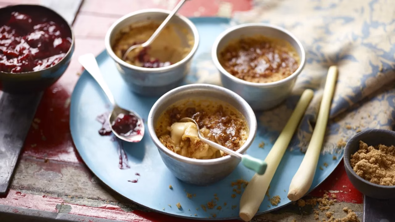 Crème brûlée z trawą cytrynową, wiśniami i imbirem