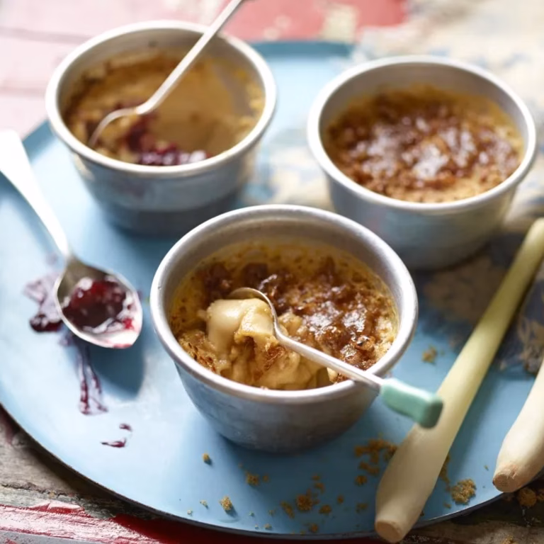 Crème brûlée z trawą cytrynową, wiśniami i imbirem