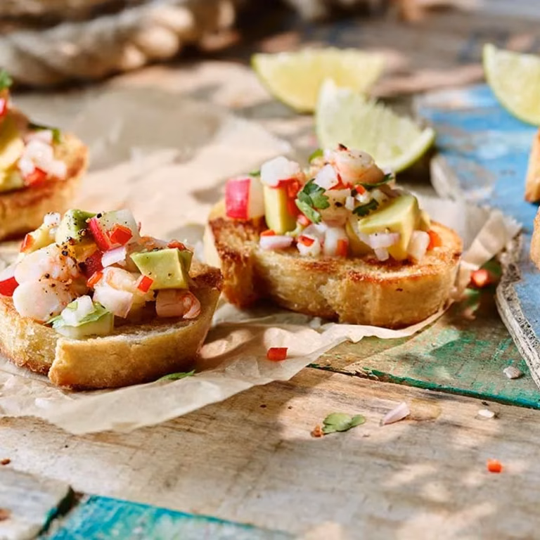 Bruschetta z awokado i krewetkami na ostro