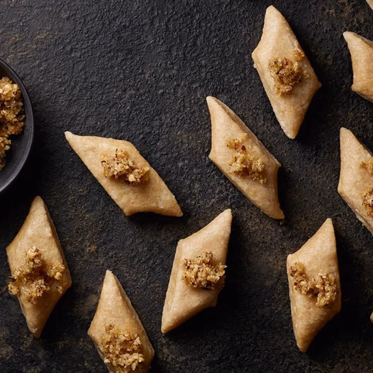 Pierogi leniwe z orzechową okrasą