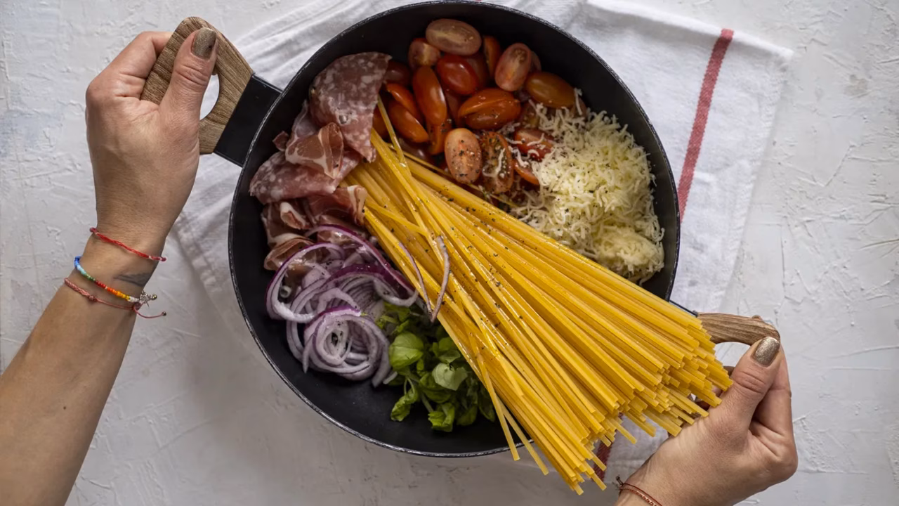 Makaron spaghetti z jednej patelni