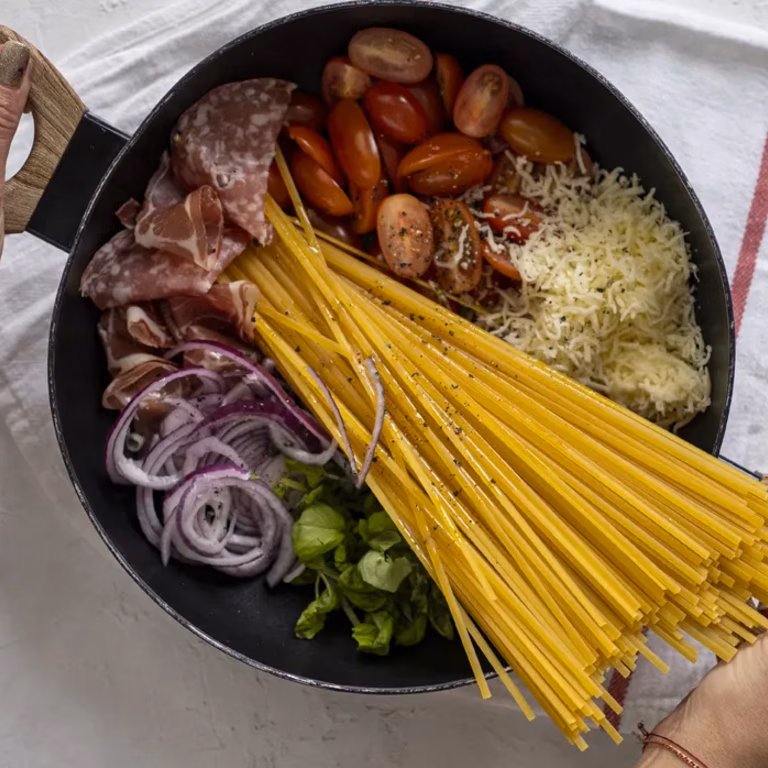Makaron spaghetti z jednej patelni
