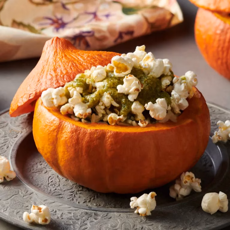 Faszerowana dynia z pesto i popcornem