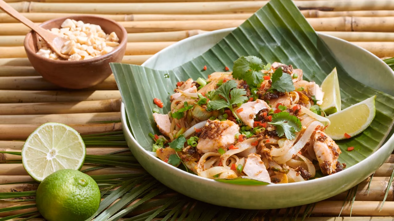 Pad thai z warzywami i pieczonym łososiem
