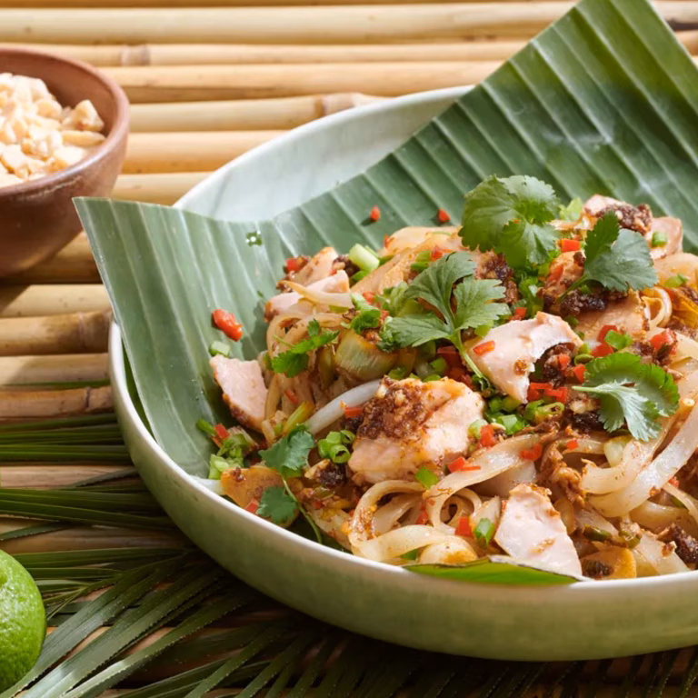 Pad thai z warzywami i pieczonym łososiem