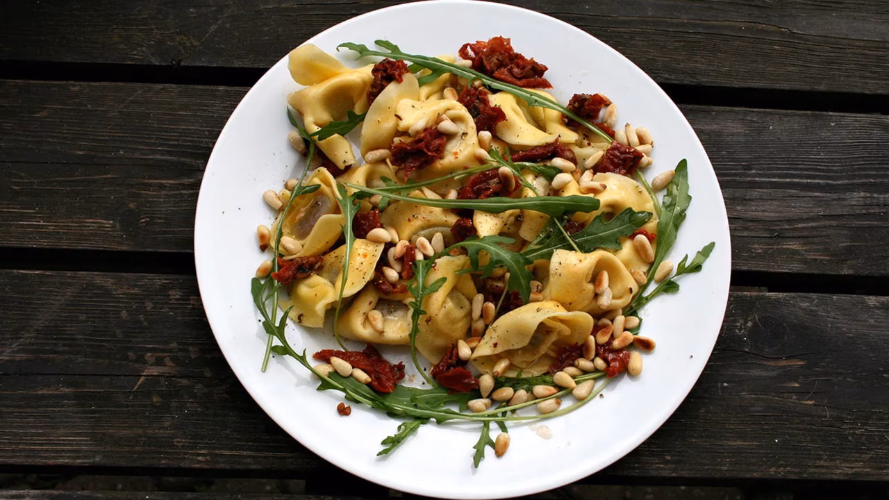 Sałatka z tortellini i rukolą