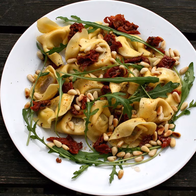Sałatka z tortellini i rukolą