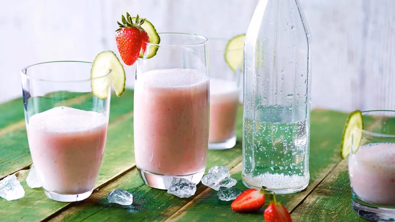 Truskawkowo-ogórkowy lassi