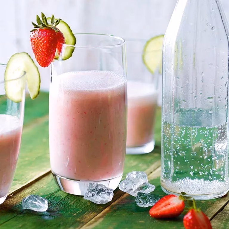 Truskawkowo-ogórkowy lassi