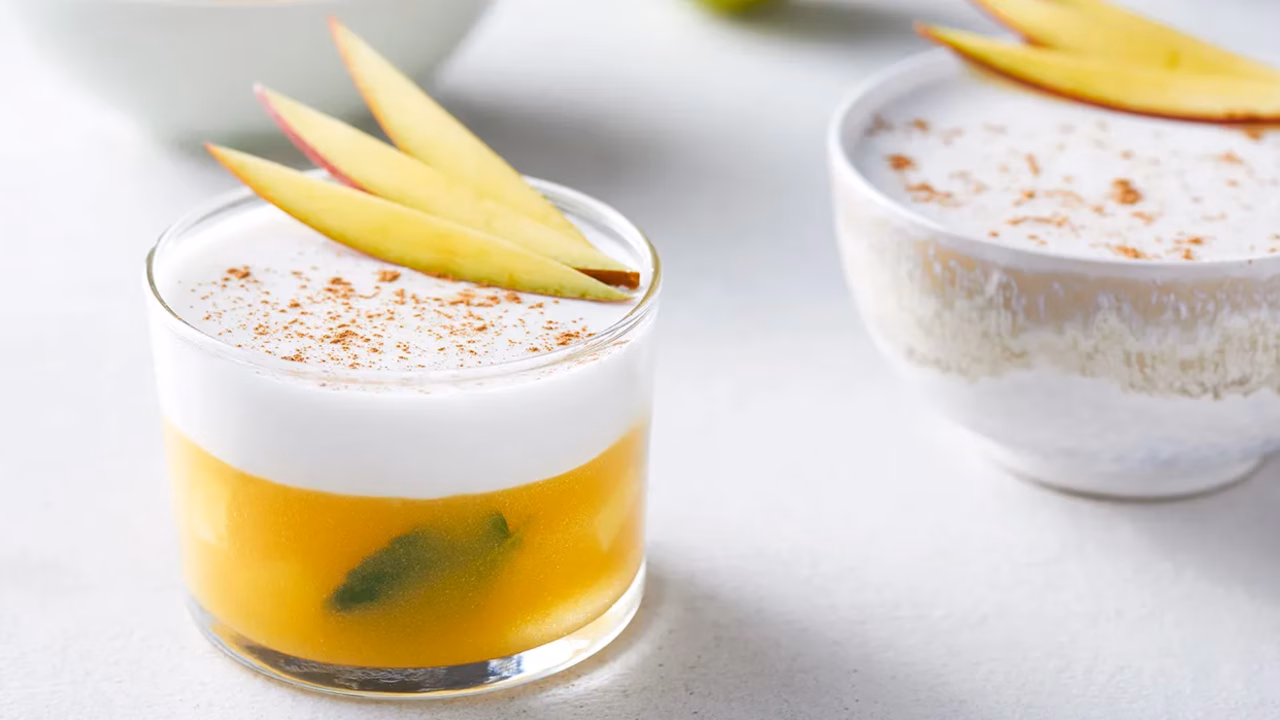 Dwuwarstwowa galaretka z mango i mleczka kokosowego