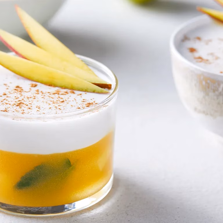 Dwuwarstwowa galaretka z mango i mleczka kokosowego