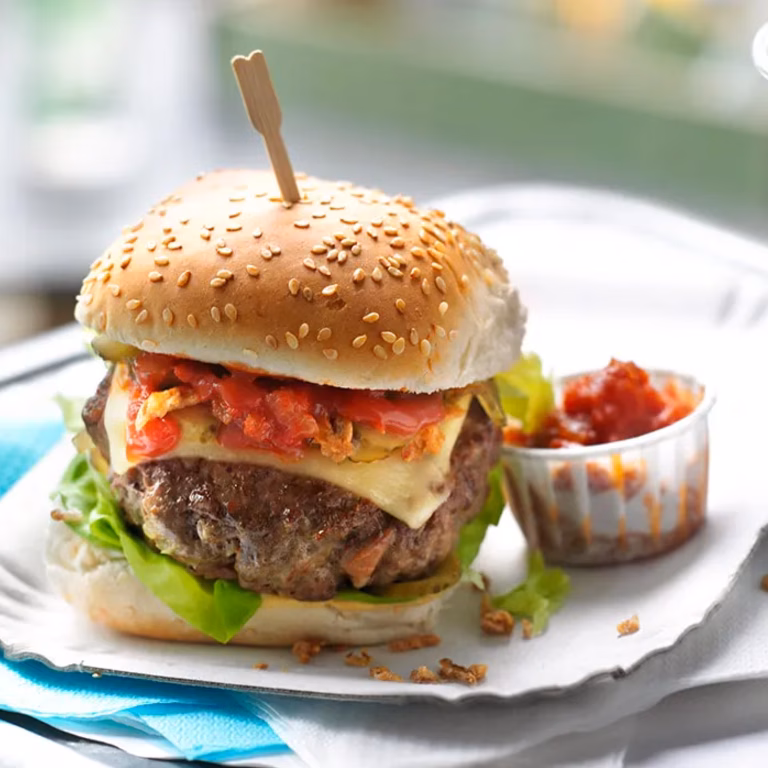 Cheeseburger z ketchupem domowej roboty