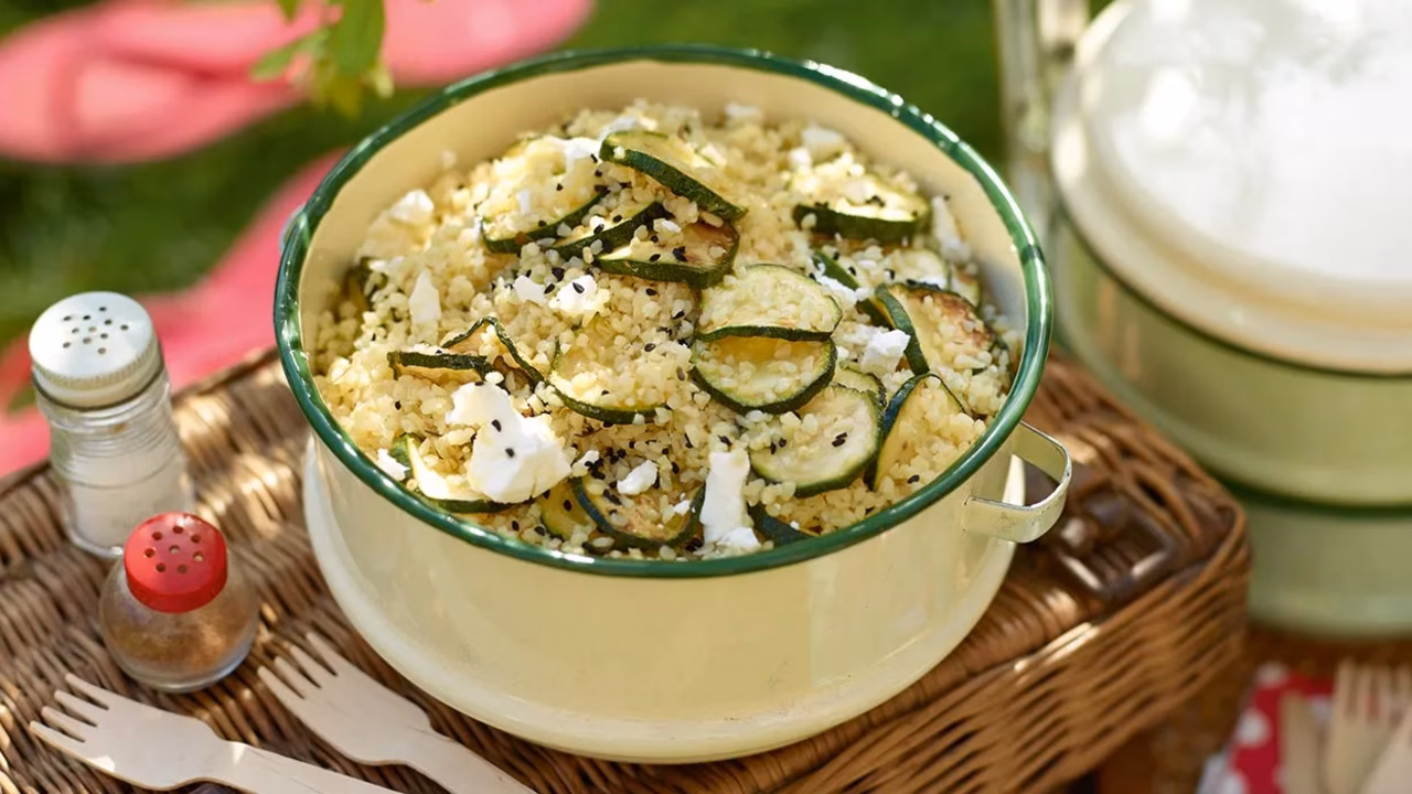 Sałatka z cukinią, kaszą bulgur i serem kozim