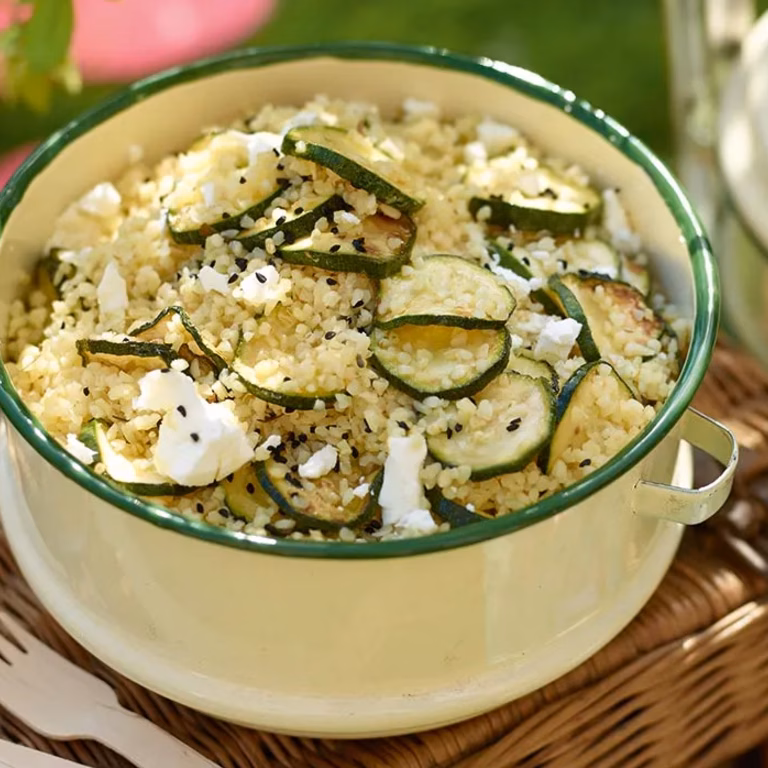 Sałatka z cukinią, kaszą bulgur i serem kozim