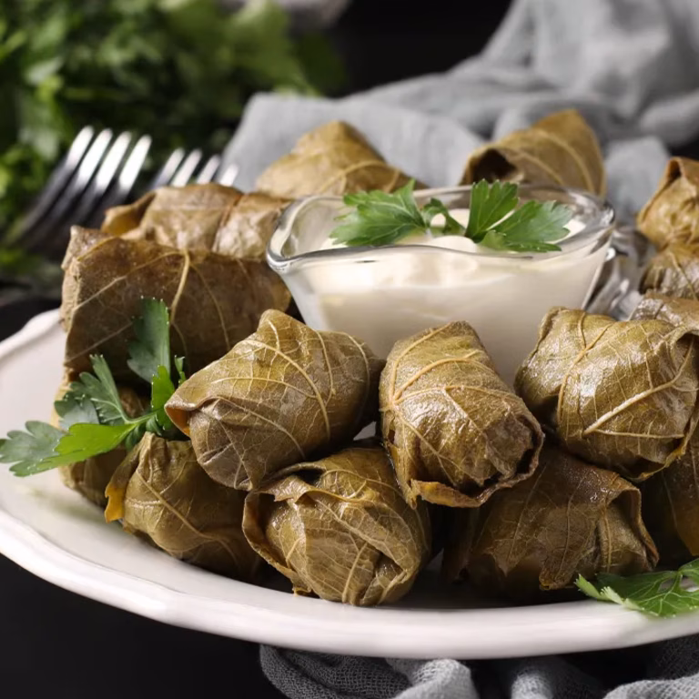 Dolmades z mięsem mielonym i oliwkami