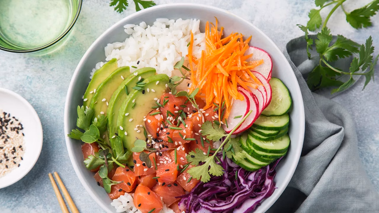Poke bowl z łososiem wędzonym