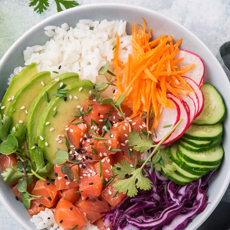 Poke bowl z łososiem wędzonym