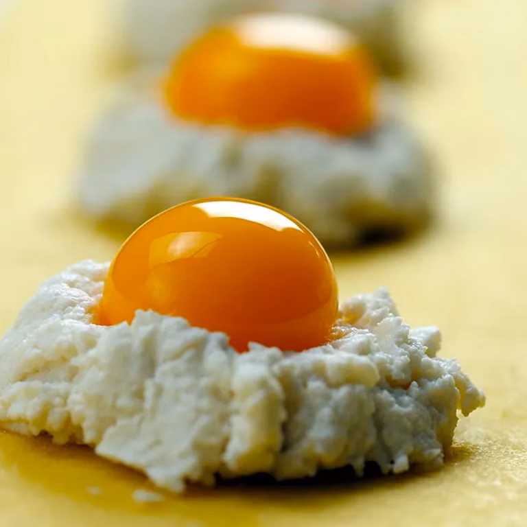 Ravioli con uovo – przepis na ravioli z płynnym żółtkiem